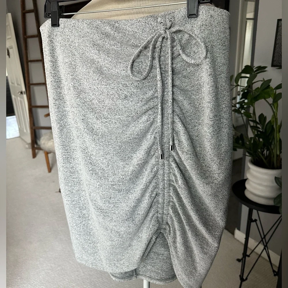 White House Black Market gray ruched skirt, size large - Picture 5 of 13